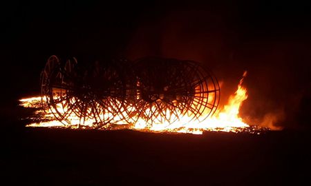 גלילי טפטפות שהועלו באש ליד בית זרע