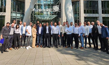 בוגרי המחזור הראשון של 'הפניקס Business School' בכניסה ל-Munich Re | צילום: באדיבות קבוצת הפניקס